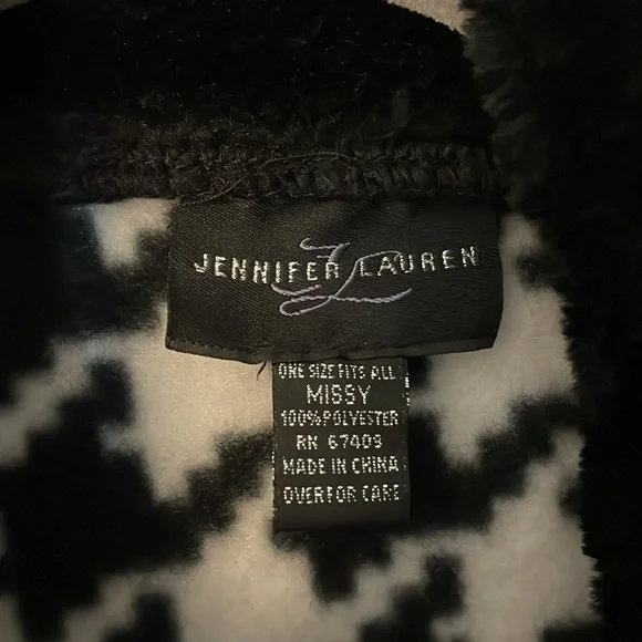 Jennifer Lauren Fuzzy Houndstooth Cape w/button closure & wide sleeves One Size - Picture 2 of 7